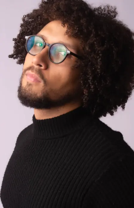 Retrato de homem de óculos e suéter preto