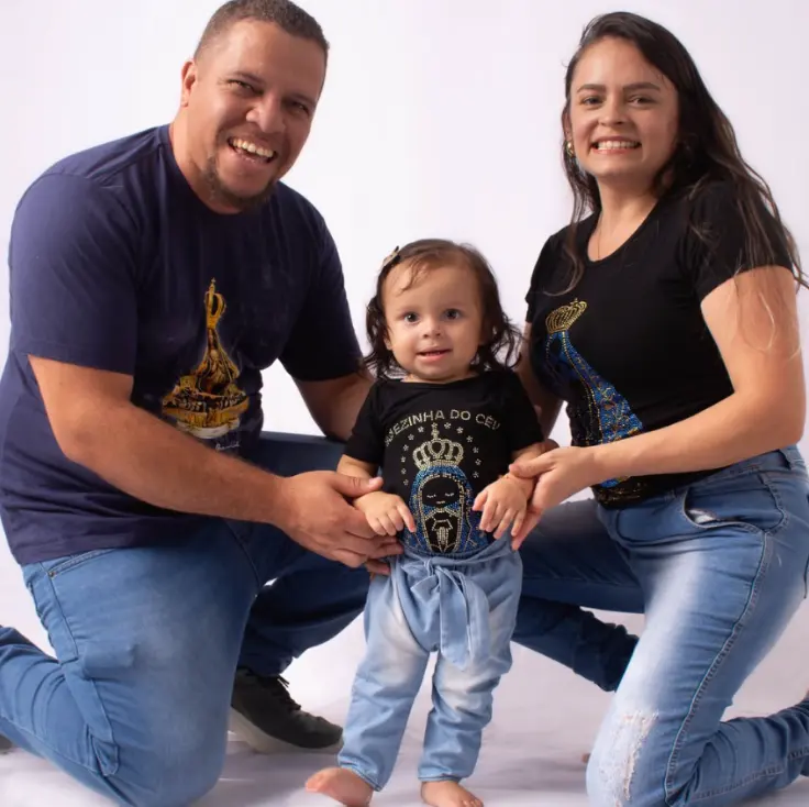 Família com bebê em ensaio sobre fundo claro