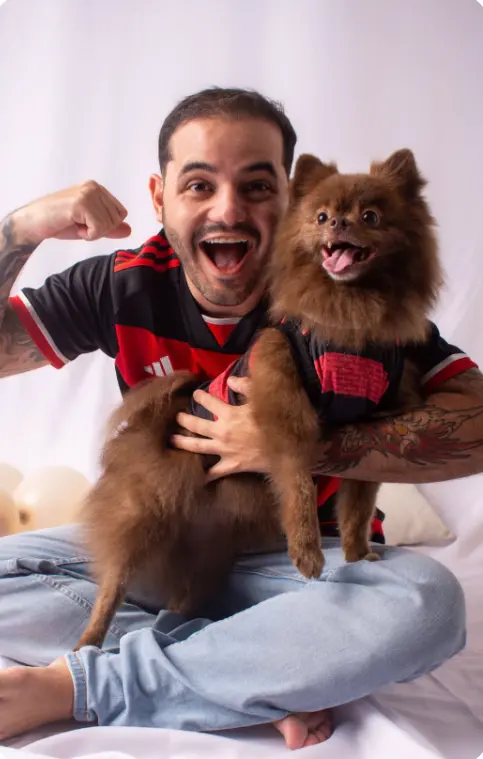 Homem abraçando o seu cachorro em ensaio no estúdio